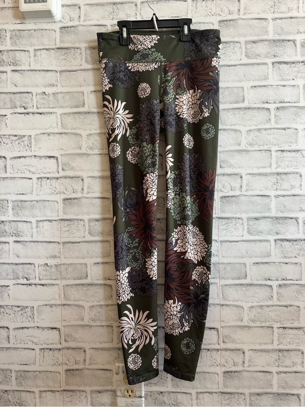 Joy Lab hunter green  Athletic Workout Leggings floral plants, Small